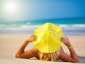guide-u-travelbreak-womenus-beach-essentials-tumblr-packing-list-planning-guide-u-travelbreak-hotel-sand-palm-trees-summer-girl-bikini-blonde-hotel-beach[1]